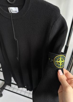 Stone island свитер - стильный и комфортный, с логотипом на рукаве. идеально подходит для модного образа.4 фото