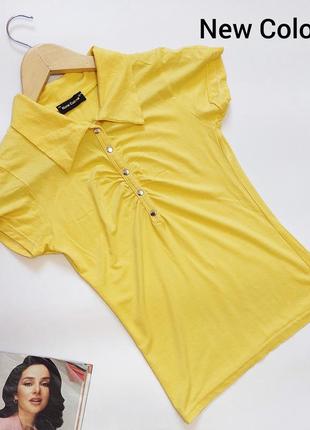 Женская желтая футболка с воротником и на застежках приталенная от бренда new colour