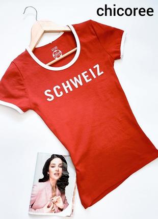 Женская красная спортивная футболка с принтом приталенная от бренда chicoree
