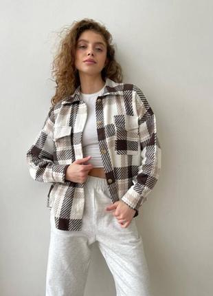 Тепла кашемірова сорочка у клітинку вільного крою з кишенями на ґудзиках