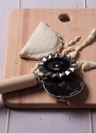Многофункциональный соединительный нож 2 в 1 для пиццы и теста с роликом и деревянной ручкой 15.5 см6 фото