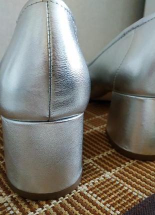 Кожаные туфли невысокий каблук серебро steve madden4 фото