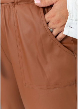 Штани зі штучної шкіри жіночі, колір коричневий, 102r51455 фото