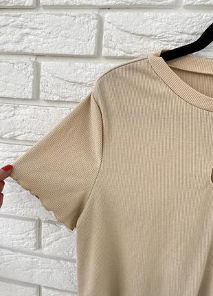 Бежевая укороченная футболка в рубчик с вырезом сердечком на груди от shein2 фото