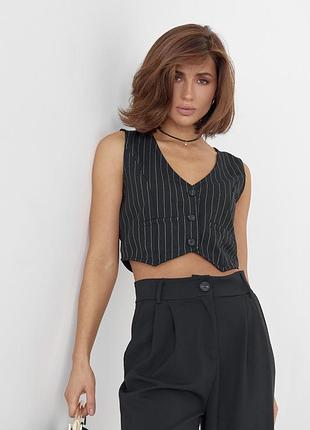 Женский жилет в полоску на пуговицах