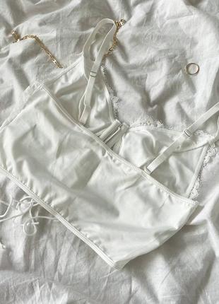 Кроп-топ на шнуровке с косточками на талии🤍