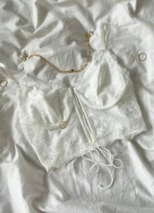 Кроп-топ на шнуровке с косточками на талии🤍