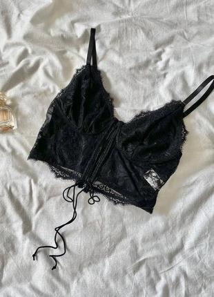 Кроп-топ на шнуровке с косточками на талии🤍