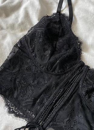 Кроп-топ на шнуровке с косточками на талии🤍