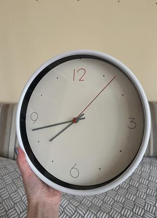 Гарний мінімалістичний годинник на стіну