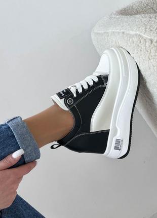 Трендовые женские сникерсы