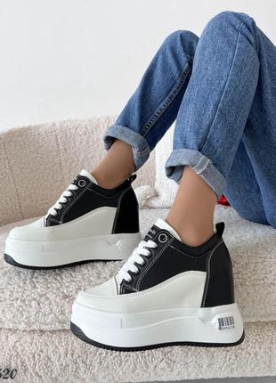 Трендовые женские сникерсы