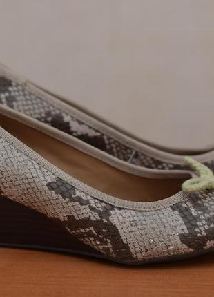 Коричневі туфлі на танкетці у зміїний принт clarks, 37 розмір. оригінал
