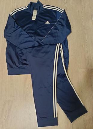 Оригинальный спортивный костюм adidas.