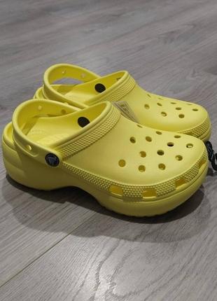 Крокс класік клог жовті crocs women´s classic platform clog banana