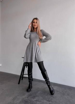 Женское короткое платье черная серая вязаная базовая