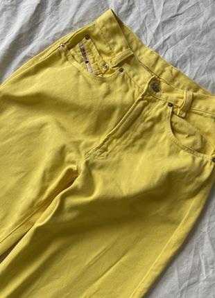 Желтые джинсы женские6 фото