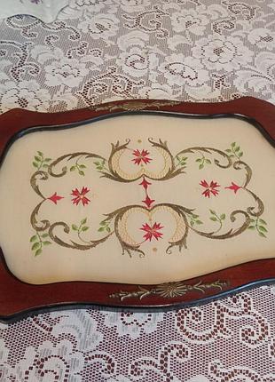 Продам роскошную поднос из натурального дерева,бронза вышивка