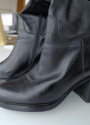 Изысканные сапожки демисезонные черные кожаные