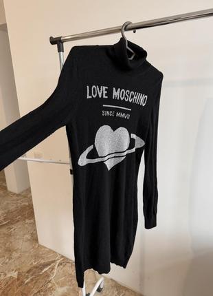 Черное платье love moschino