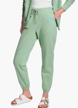 Брюки женские спортивные gap logo joggers in fleece smoke green 28290838181