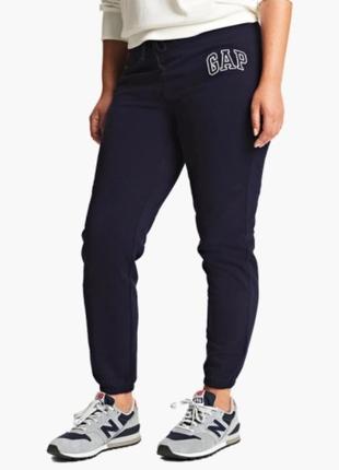 Брюки женские спортивные gap logo fleece joggers navy uniform 221318091 оригинал