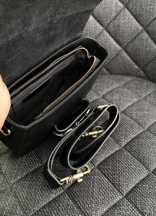 Шкіряна чорна жіноча сумка на широкому ремені італія7 фото