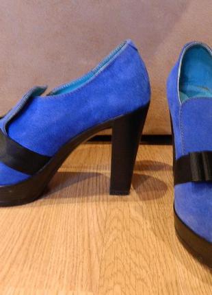 Оригінальні туфлі, натуральний замш, ідеальний стан, зручний каблук, 38 розмір