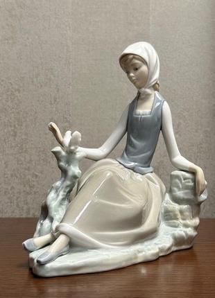 Фарфоровая статуэтка lladro «девушка с голубкой».