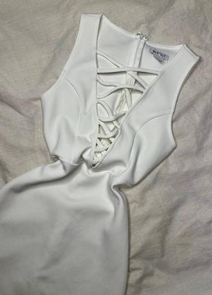 Біла сукня з глибоким декольте1 фото