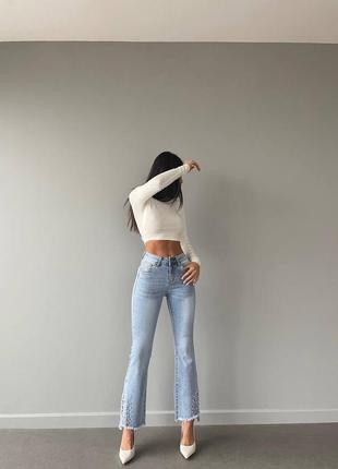 Трендовые джинсы клеш с жемчужинами4 фото