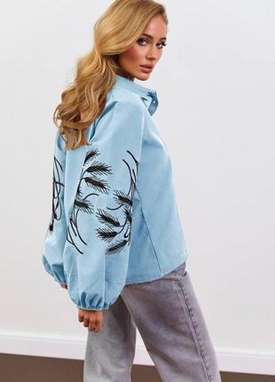 Стильная рубашка вышиванка с колотками в цветах