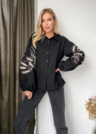 Стильная рубашка вышиванка с колотками в цветах