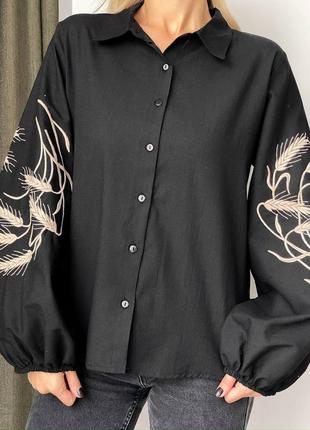 Стильная рубашка вышиванка с колотками в цветах