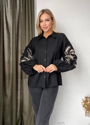 Стильная рубашка вышиванка с колотками в цветах