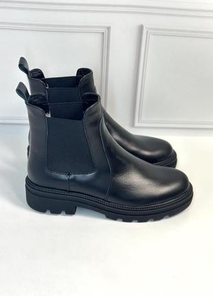 Женские челси ботинки черного цвета кожаные зимние в наличии 42 43р6 фото