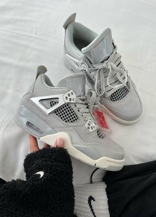 Крутезні жіночі кросівки nike air jordan retro 4 frozen moments premium сріблясті сірі унісекс 36-43 р