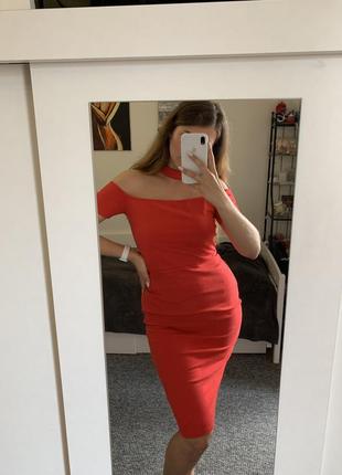 Красивое красное платье по фигуре