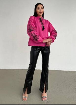 Жіноча рожева стильна сорочка з чорною вишивкою квітів 2024