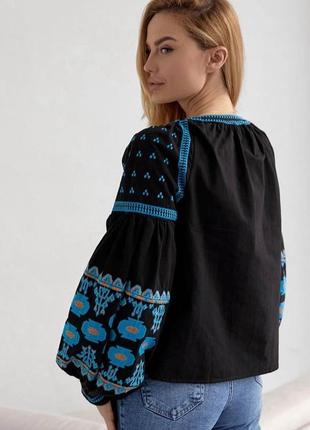 Женская черная стильная супер качественная вышиванка с синей вышивкой на завязках2 фото