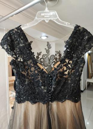Чорна вечірня випускна сукня з кружевом та рукавчиками2 фото