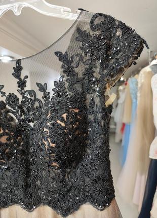 Чорна вечірня випускна сукня з кружевом та рукавчиками4 фото