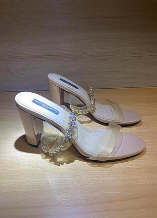 Стильні босоніжки