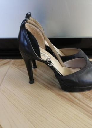 Чорні босоніжки на підборах розмір 38