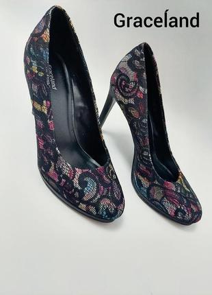 Женские черные гипюровые туфли на каблуке с принтом от бренда graceland