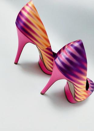 Женские разноцветные радужные текстильные туфли на каблуке с принтом от бренда graceland.4 фото