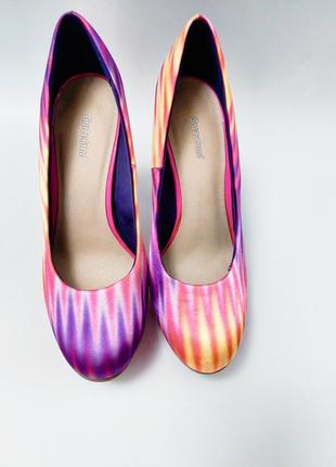 Женские разноцветные радужные текстильные туфли на каблуке с принтом от бренда graceland.2 фото