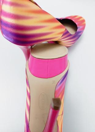 Жіночі різнокольорові райдужні текстильні туфлі на каблуці з принтом від бренду graceland.5 фото