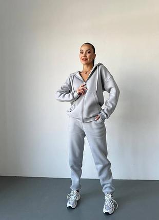 Базовый женский костюм на молнии