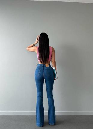 Жіночі стильні хітові трендові якісні темно-сині джинси кльош 20242 фото